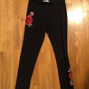 Trendy Black Rose Leggings